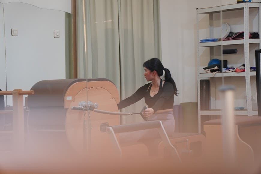 A private one-on-one Pilates session in progress at 27 Pilates, Jakarta Barat